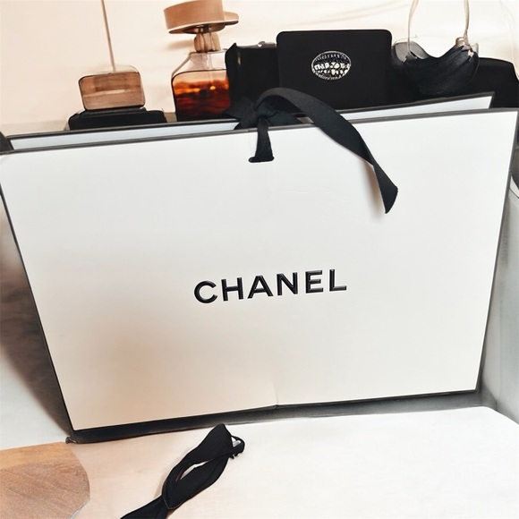 CHANEL Classic White and Black Gift Bag w/Red Camellia Flower -Ideal for Display - Picture 4 of 9
